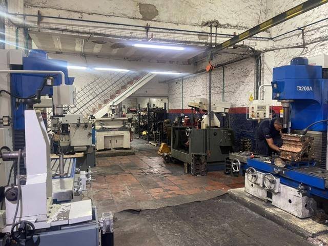 Técnico trabajando un bloque en la mandrinadora